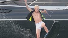 Justin Bieber İç Çamaşırı İle Su Kayağı Yaptı