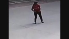 Asfaltın Rengini Değiştiren Kadın