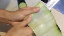 Bir Kağıt Gibi Hıyarı İncecik Kesen Aşçı