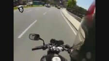 Üniversitedeki Öğrencilerin Lüks Arabalarına Atarlaran Motorcu