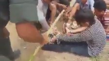 BURMADA ARAKANDA BUDİST TAYLAND POLİSLERİ RABBİM ALLAH DİYENLERE İŞKENCE YAPIP TEK TEK ÖLDÜRÜYOR