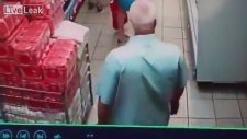Markette Etek Altı Fofoğraf Çeken Yaşlı Adam
