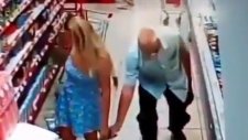 Markette Etek Altı Fotoğraf Çeken Yaşlı Adam
