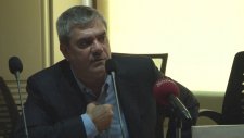 Ay'da Petrol Bulundu