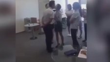 Patronu Dudaktan Öpmek İçin Sıraya Giren Kadınlar