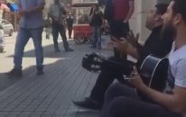 İstiklal Caddesinde Sokak Sanatçılık Serbang Emrah