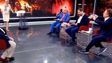 Canlı Yayında Gergin Anlar Konuğun Sinirden Elleri Titredi