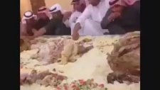 SUUDLU KAFİRLER BOLLUK İÇİNDE YAŞAR HAYVANLAR GİBİ YEYİP İÇERLER FAKİRLERİ AÇLARI DÜŞÜNMEZLER