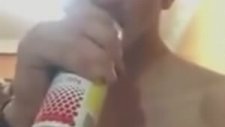 Çakmak Gazı Çekip Aynaya Yumruk Atan Çocuk
