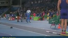 Milli Marşı Duyunca Sırığı Bırakıp Hazır Ola Geçen Sporcu