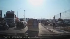 Trafikte Cam Silenlere Sinirlenip Kriz Geçiren Şoför