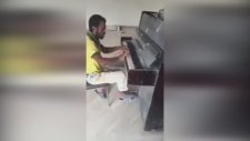 İnşaat işçisi Piyano Çalınca Gündem Oldu