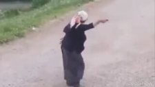 Yolun Ortasında Hunharca Halay Çeken Teyze