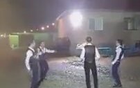 Afyon Değirmendere Köyü Yağmurlu Havada Kırık Hava Oynayan Gençler