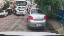 İş Makinası Ağır Gelince Tır Geriye Kayıyor