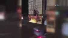TIR Dorsesine Asılı Vaziyette Yolculuk Yapan Kız
