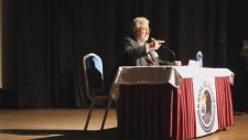 Metin Akpınar'dan Atatürk Taklidi