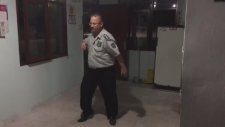 Gentleman Şarkısı İle Coşan Güvenlik Görevlisi