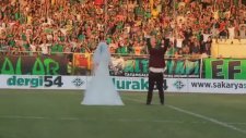 Gelin Ve Damat Tribünlere Üçlü Çektirdi