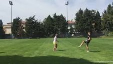 Linnes Ve Eşi Eğleniyor