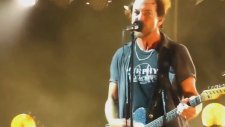 Eddie Vedder, Bir Kadını Taciz Ettiğini Fark Ettiği Seyirciyi Konserinden Kovdu