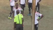 Kırmızı Kart Gören Futbolcu Cinnet Getirdi