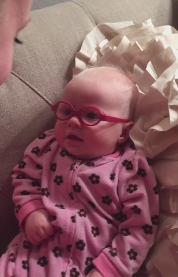 Yeni Gözlükleriyle Annesini İlk Kez Gören Sevimli Bebek