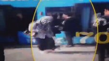Tramvay Durağında Hunharca Top Sektiren Teyze