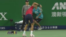 Djokovic Çılgına Döndü Raketi Parçaladı