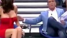 Yola Berrocal'ın Canlı Yayında Memesinin Açılması