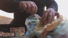 Ekmek Arası Suşi Yiyen Adam