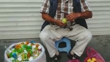 Limon Sıkacağı Satarken İnsanı Büyüleyen Satıcı