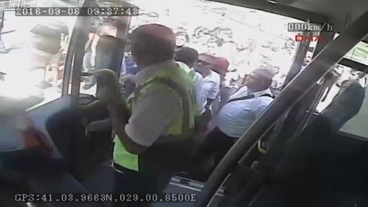 Metrobüs şoförünün yolcuyu bıçaklama anı kamerada Metrobüs şoförünün yolcuyu bıçaklama anı kamerada