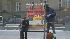 Norveçte Üşüyen Çocuğa İnsanların Tepkisi (Türkçe Altyaızlı)