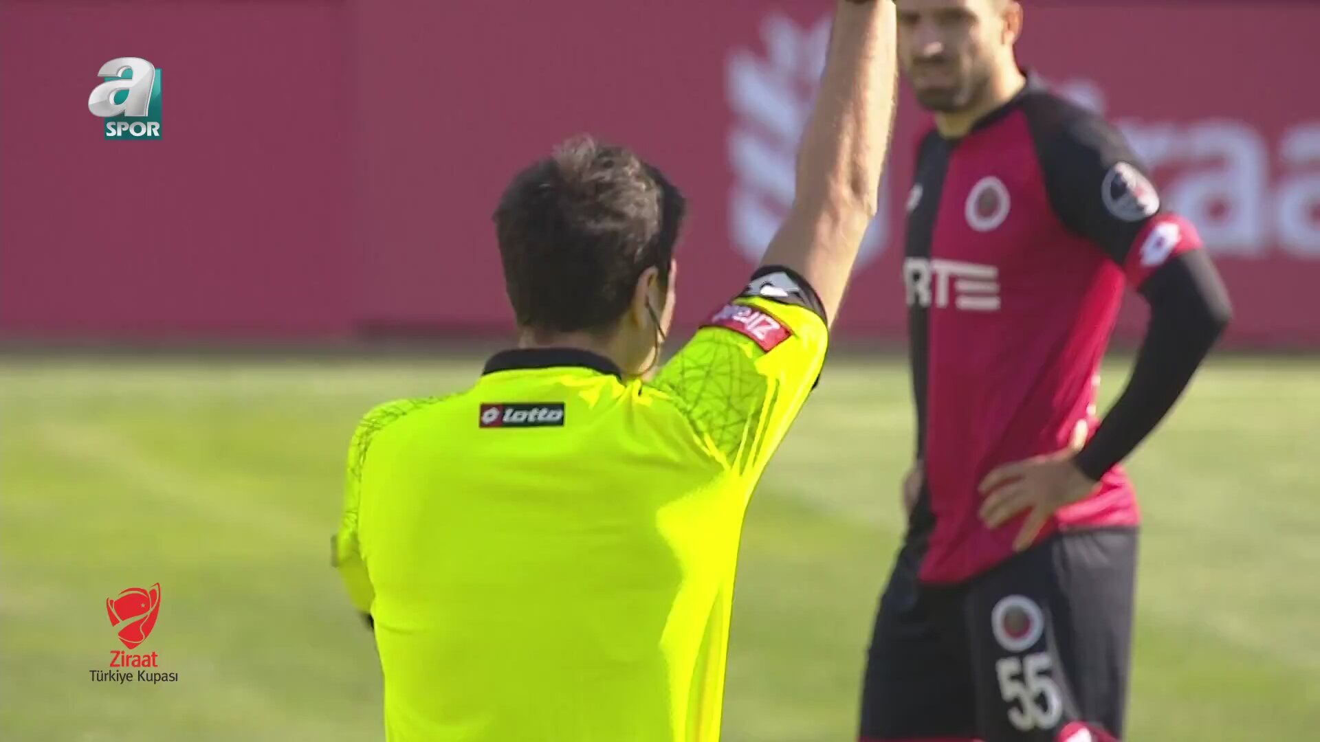 Kar kadın futbolcuları durduramadı Kar kadın futbolcuları durduramadı
