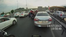 İstanbul Trafiğinde Araçlara Çarparak Polisten Kaçan Kamyonet