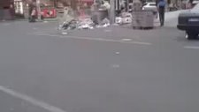 Diyarbakır'da Çöpçüler Yollara Çöp Döküyor