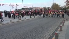 Ağzında Sigara Altında Motorla Protokolün Önünden Geçen Dayı