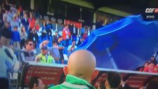 Tribüne Çıkıp Taraftara Tekme Atan Futbolcu