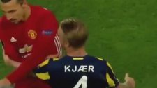 İbrahimovic'n, Kjaer'in Boğazına Sarılıp Hakemi Eli ile İtmesi (Kart Çıkmadı)