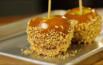 Boozy Caramel Apples - Liquor.com - Koktely Tarifleri