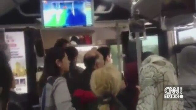 Metrobüs şoförüne vurmak için şemsiye istedi Metrobüs şoförüne vurmak için şemsiye istedi