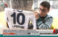 Robin Van Persie, Maçta Dövülen Gence Formasını Hediye Etti!