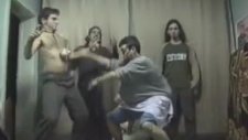 Ögrenci Evinde Street Fighter Filmi Çekmek