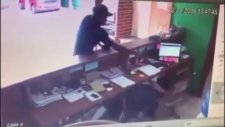 Ölmekten Masa Altına Saklanarak Kurtulmak