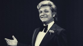 Zeki Müren - Aşkımla Oynama Kumar Değildir Zeki Müren - Aşkımla Oynama Kumar Değildir