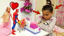 Örümcek Adam Ve Çakma Barbie Kasiyer İle Kavga Ediyor ( Komik Parodi )