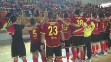 Türk ve Hollandalı Sporcular Kol Kola - İsyan Marşı