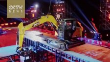 Tek Palet Üzerinde Ekskavatör ile Giden Adamdan Görülmemiş Gösteri