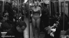 Büyük Beden Model Metroda Soyunarak Konuşma Yaptı